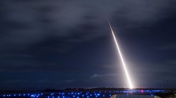 Запуск баллистической ракеты-мишени на полигоне в США