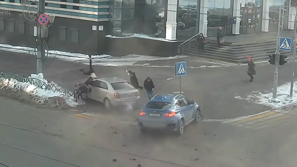 В Сети появилось видео наезда машины на пешеходов в Саранске