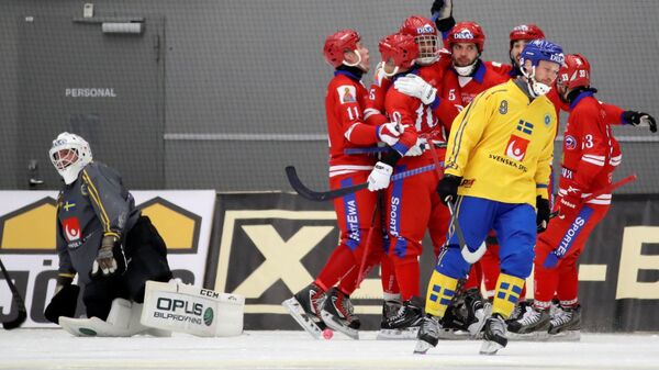 Игроки сборной России радуются забитому голу в матче финала чемпионата мира по хоккею с мячом против сборной Швеции. 2 февраля 2019