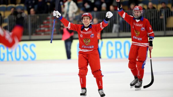 Игроки сборной России радуются победе в матче финала чемпионата мира по хоккею с мячом против сборной Швеции. 2 февраля 2019