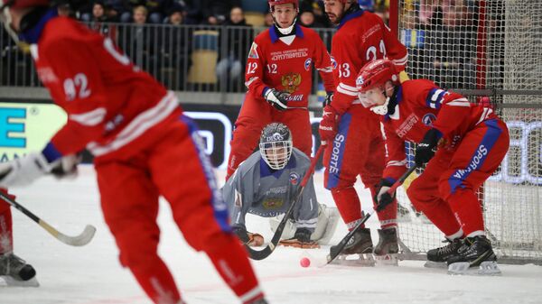 Игроки сборной России во время матча финала чемпионата мира по хоккею с мячом против сборной Швеции. 2 февраля 2019