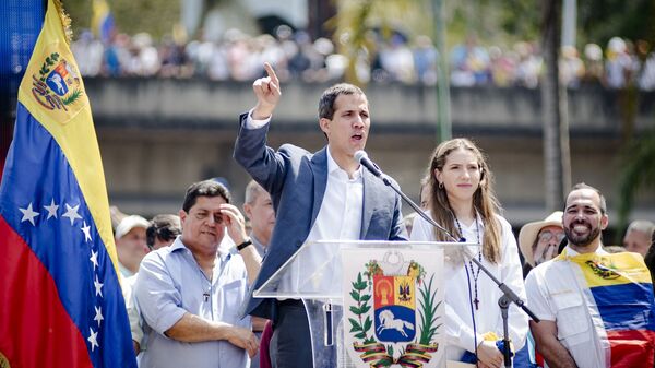 Хуан Гуаидо, провозгласивший себя временным президентом страны, на митинге в  Каракасе