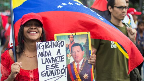 Участники акции в поддержку президента Венесуэлы Николаса Мадуро в Каракасе
