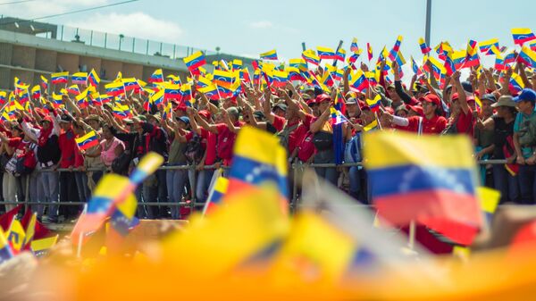 Участники акции в поддержку президента Венесуэлы Николаса Мадуро в Каракасе. Архивное фото