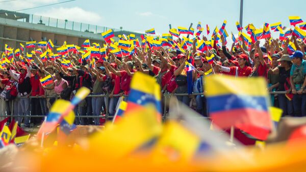 Участники акции в поддержку президента Венесуэлы Николаса Мадуро в Каракасе
