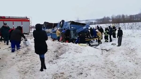 Сотрудники МЧС РФ на месте дорожного происшествия в Бабынинском районе Калужской области, где произошло опрокидывание пассажирского автобуса