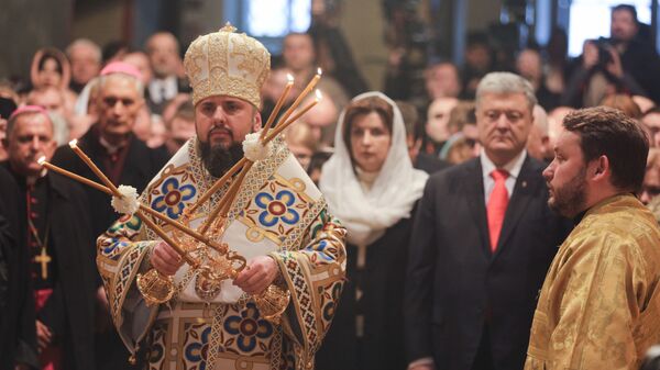 Глава новой церкви Украины Епифаний во время интронизации в Софийском соборе Киева, Украина