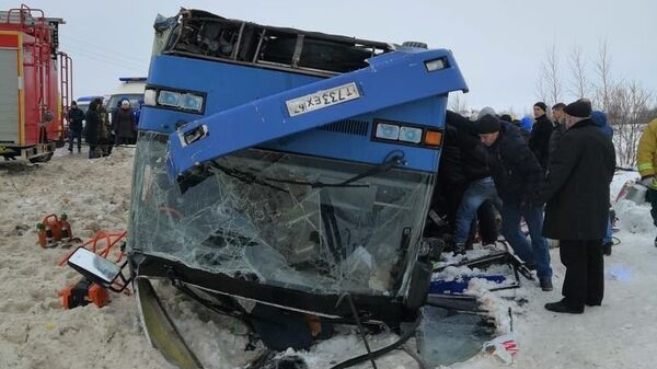 На месте дорожно-транспортного происшествия в Бабынинском районе Калужской области, где произошло опрокидывание пассажирского автобуса