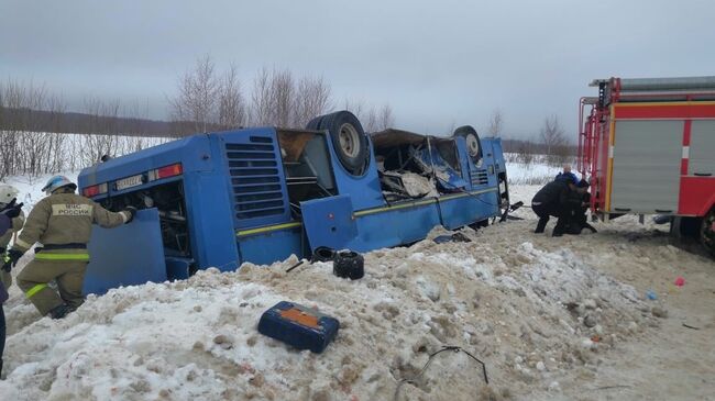 На месте дорожно-транспортного происшествия в Бабынинском районе Калужской области, где произошло опрокидывание пассажирского автобуса