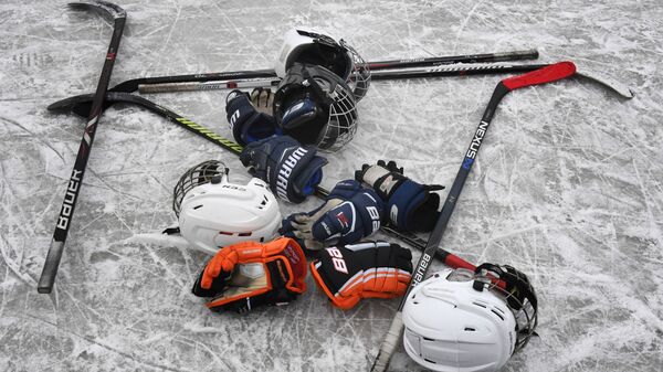  Клюшки, шлемы и перчатки на льду