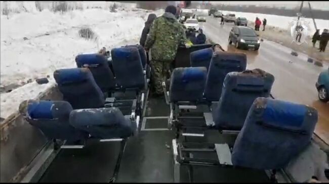 Салон пассажирского автобуса, перевернувшегося на автомобильной дороге в Бабынинском районе Калужской области