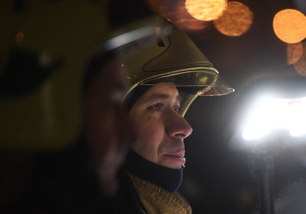 Сотрудник пожарной службы у здания на Никитском бульваре в центре Москвы, где произошел пожар