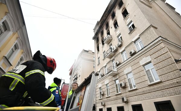 Сотрудники МЧС рядом с жилым домом на Никитском бульваре в Москве, где произошел пожар