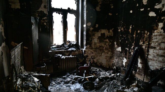 Последствия пожара в жилом доме на Никитском бульваре в Москве. 4 февраля 2019