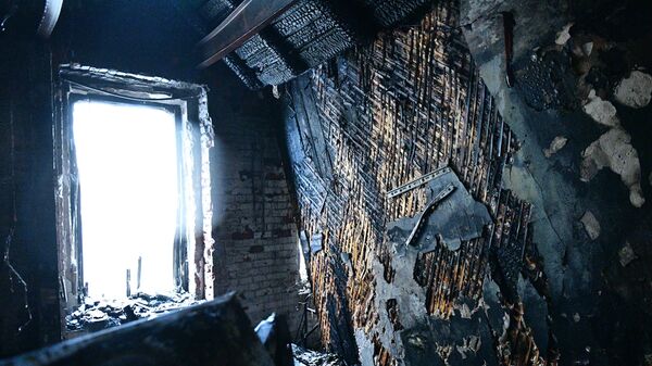 Последствия пожара в жилом доме на Никитском бульваре в Москве