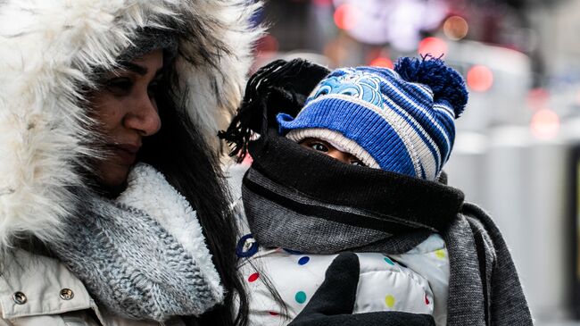 Женщина с ребенком в холодную погоду.