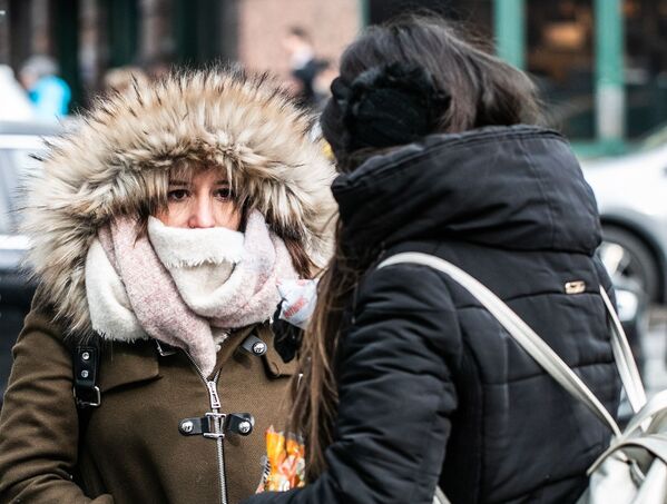 Девушки в холодную погоду на Манхэттене в Нью-Йорке