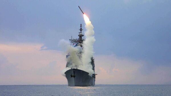 Запуск крылатой ракеты Томагавк с американского военного корабля