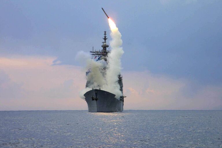 Запуск крылатой ракеты Томагавк с американского военного корабля USS Cape St. George Запуск крылатой ракеты Томагавк с американского военного корабля USS Cape St. George