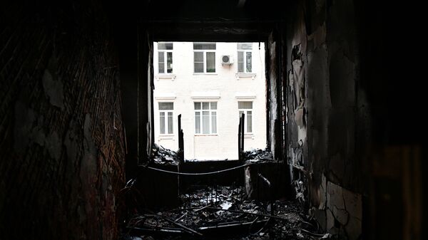 Окно в жилом доме на Никитском бульваре в Москве, где произошел пожар
