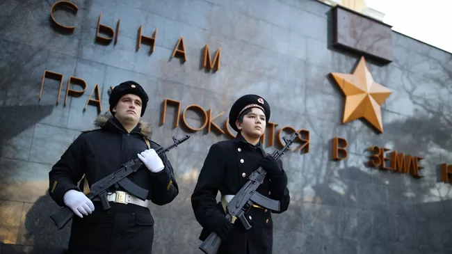 Участники торжественного ритуала зажжения факелов от огня Вечной Славы на площади Героев в Новороссийске