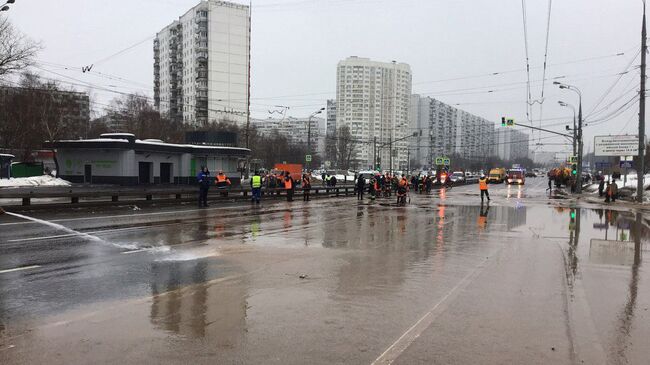 Городские службы ликвидируют последствия подтопления на юге Москвы вблизи МКАД – ЦОДД. 4 февраля 2019