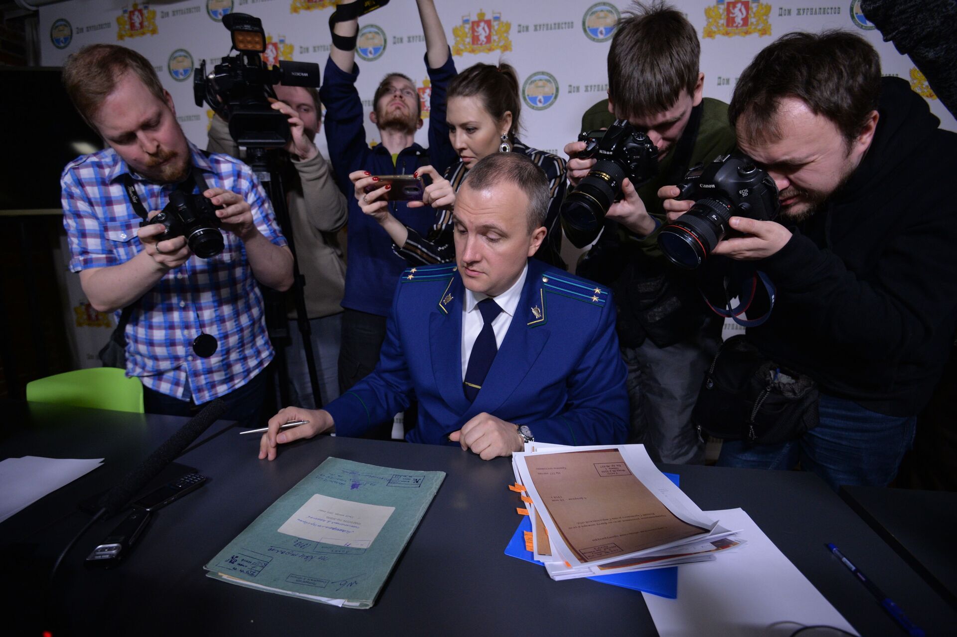 Пресс-конференция, посвященная рассекреченным данным материалов уголовного дела и расследованию гибели группы Игоря Дятлова Пресс-конференция, посвященная рассекреченным данным материалов уголовного дела и расследованию гибели группы Игоря Дятлова - РИА Новости, 1920, 31.10.2025