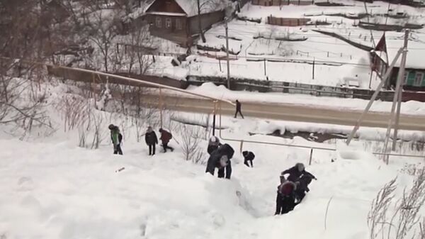 Скриншот видео, где уфимские школьники добираются до школы, карабкаясь по горе