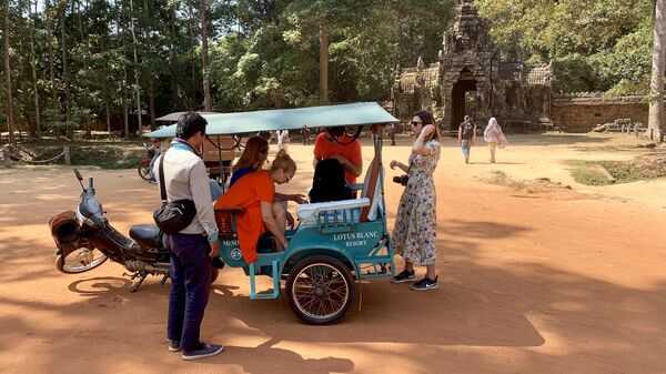 Туристы, передвигающиеся на тук-туке, Анкор, Камбоджа