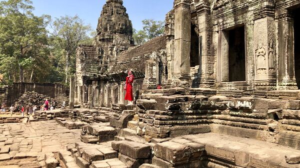 Туристки фотографируются в храме, Анкор, Камбоджа