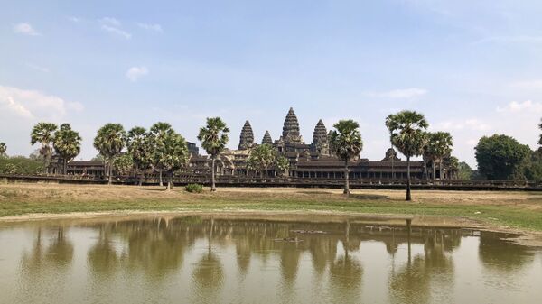 Вид на храм Анкор Ват, отражающийся в пруду, Камбоджа