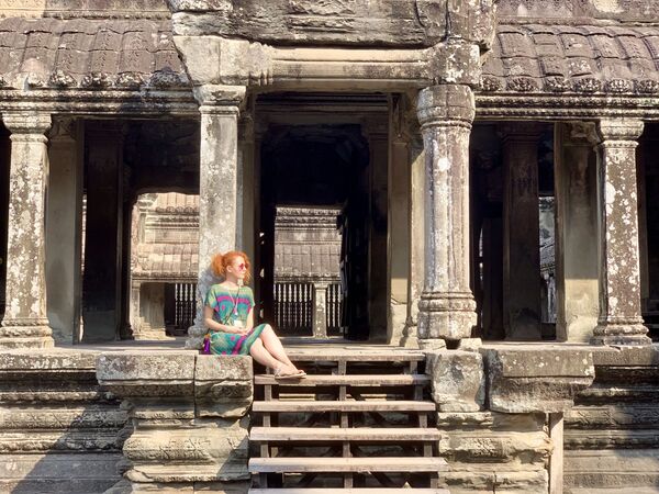 Девушка позирует для фото в храме Анкор Ват, Камбоджа 