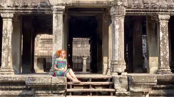 Девушка позирует для фото в храме Анкор Ват, Камбоджа 
