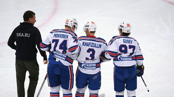 Хоккеисты СКА Никита Гусев, Динар Хафизуллин и Николай Прохоркин (справа налево) 