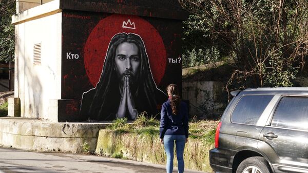 Граффити с изображением рэп-исполнителя Децла (Кирилла Толмацкого) на улице Комсомольская в центре Сочи