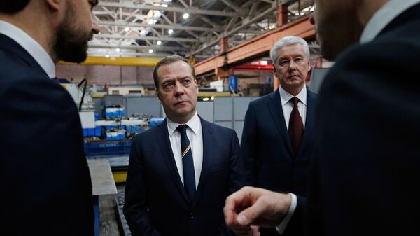 Дмитрий Медведев и мэр Москвы Сергей Собянин во время посещения Щербинского лифтостроительного завода. 5 февраля 2019