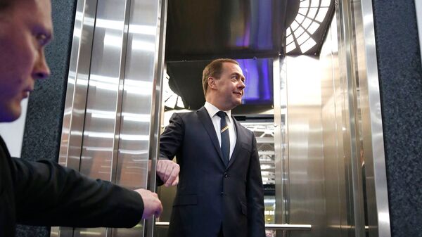 Председатель правительства РФ Дмитрий Медведев во время посещения Щербинского лифтостроительного завода