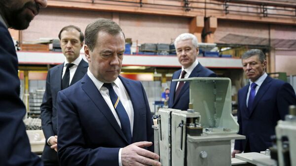 Дмитрий Медведев во время посещения Щербинского лифтостроительного завода. 5 февраля 2019