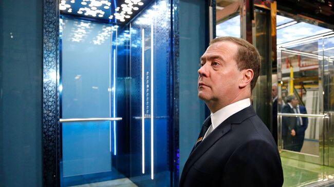 Председатель правительства РФ Дмитрий Медведев во время посещения Щербинского лифтостроительного завода