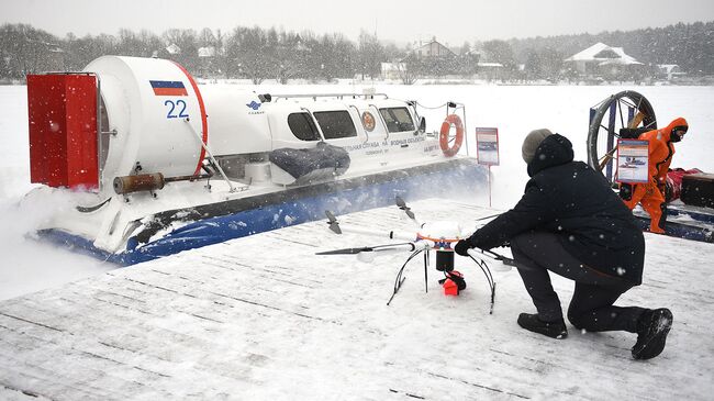 Сотрудник МЧС России во время отработки действий по ликвидации условных чрезвычайных ситуаций на водных объектах