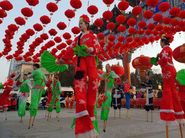 Артистки во время празднования года Земляной свиньи в Китае