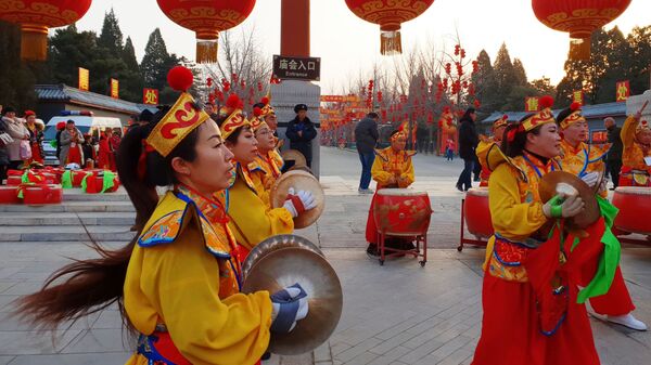 Артистки во время празднования года Земляной свиньи в Китае