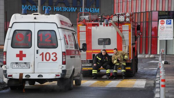 Автомобили пожарной службы и скорой помощи рядом с торговым центром Красный кит в Мытищах