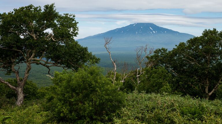 Вид на вулкан Богдан Хмельницкий на острове Итуруп
