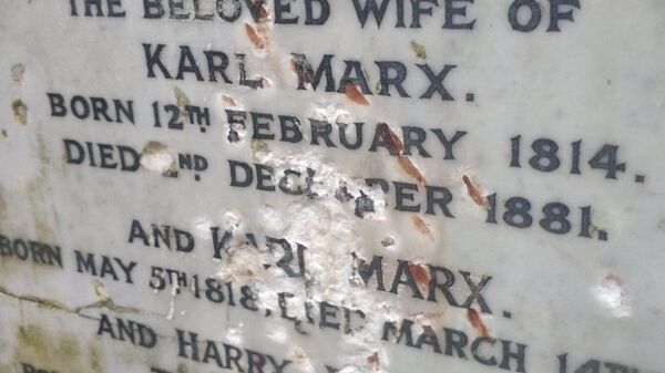 Поврежденная плита на могильном памятнике Карлу Марксу в Лондоне