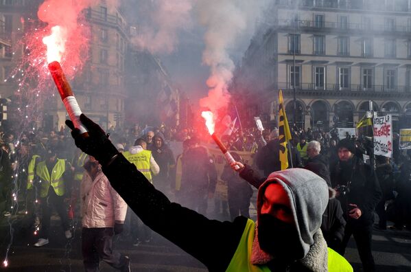Участник всеобщей забастовки во Франции на улицах Парижа