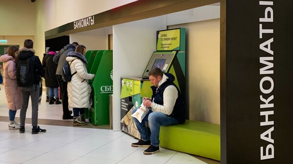 Клиенты у банкоматов Сбербанка