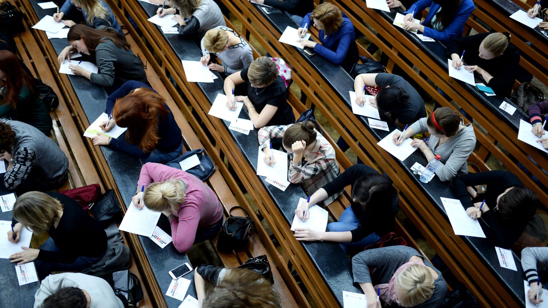 Участники ежегодной акции по проверке грамотности Тотальный диктант - РИА Новости, 1920, 09.04.2022