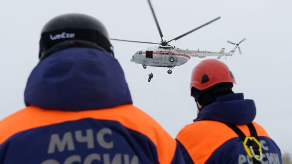 Самолет Ми-8 и спасатели МЧС РФ 