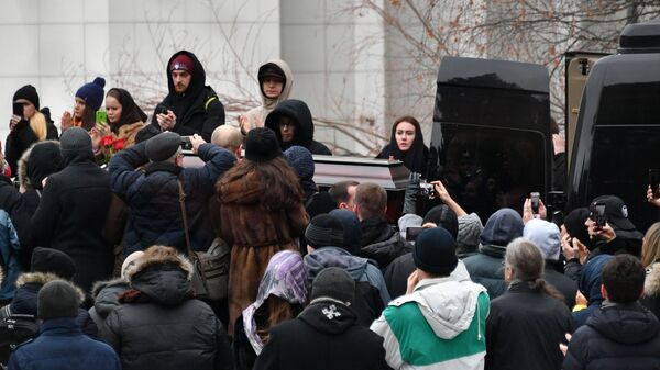 Вынос гроба с телом рэпера Децла после церемонии прощания в Центральной клинической больнице в Москве